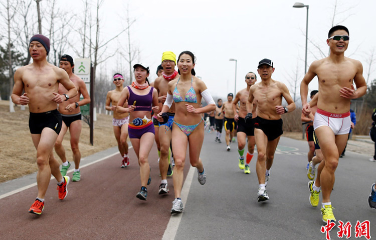 Năm nay là năm thứ hai người Trung Quốc tổ chức cuộc thi chạy bộ trong đó người tham gia chỉ được phép mặc đồ lót trên người.
